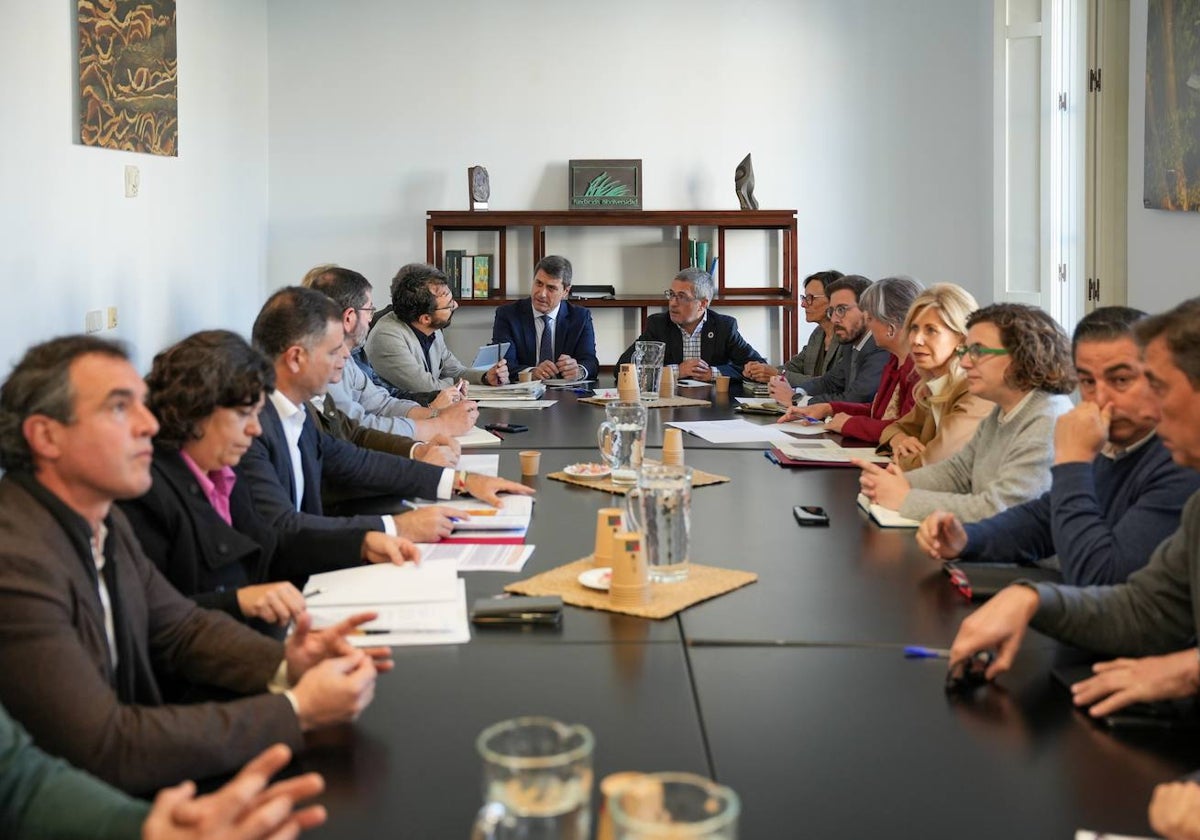 Hugo Morán y el delegado del Gobierno en Andalucía, Pedro Fernández, con los alcaldes de la zona