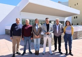 El alcalde, ediles, técnicos municipales y el arquitecto, en el nuevo edificio del tanatorio.