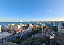 Perspectiva de la Avenida Carlota Alessandri, con el Mediterráneo al fondo, desde el punto dónde el ascensor se conecta con el Parque de La Batería mediante una pasarela.