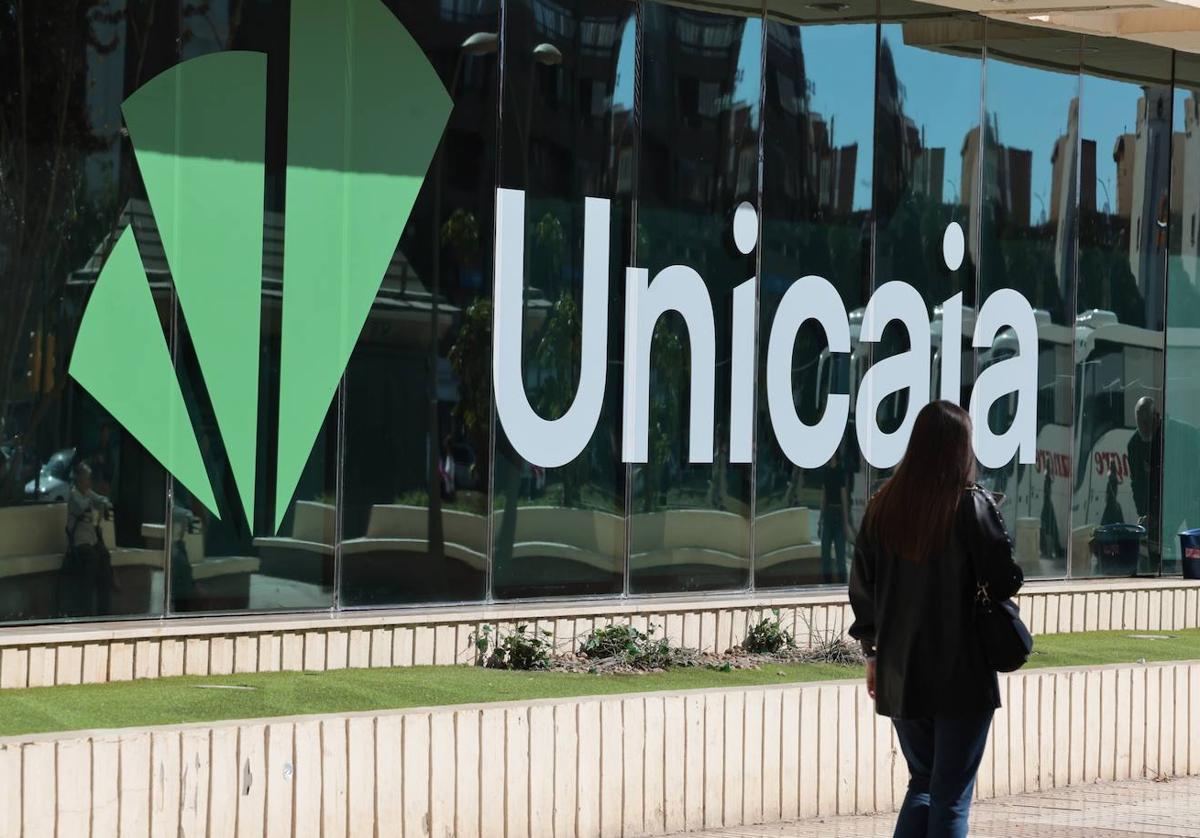 Sede de Unicaja Banco en la Avenida de Andalucía.