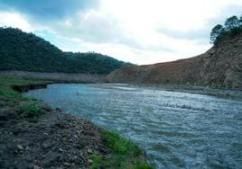 El río Verde entrando en la cola del embalse de La Concepción, desde la Sierra de las Nieves, por Istán.