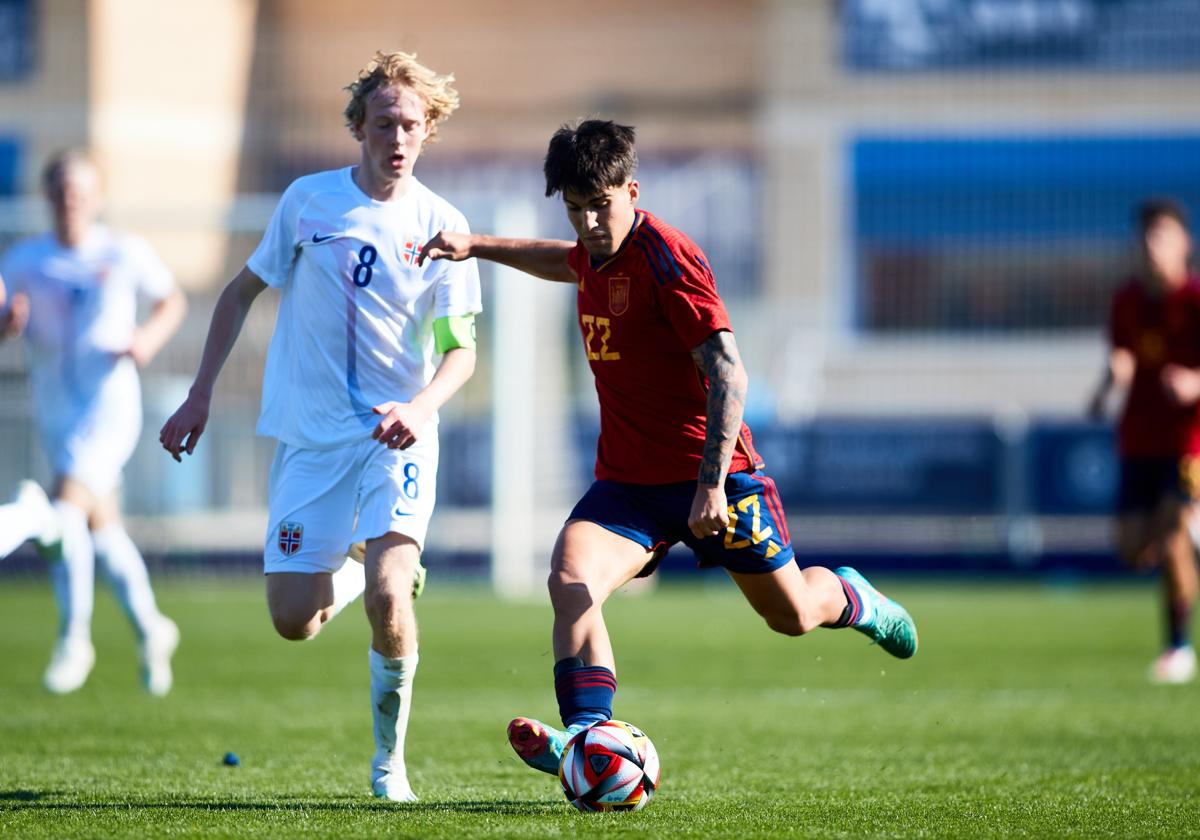 Dani Muñoz durante su última convocatoria con España sub-19.