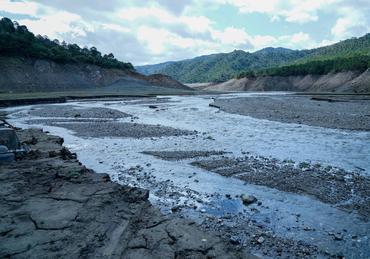 Las escorrentías están ya bajando en la entrada al embalse de La Concepción.