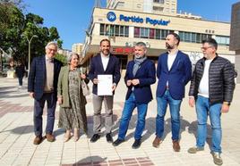 Pérez, junto a cargos públicos y orgánicos del PSOE, esta mañana frente a la sede del PP.