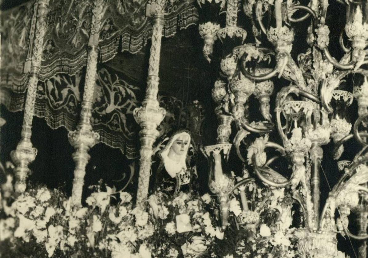 Trono e imagen de Nuestra Señora de la Soledad del Santo Sepulcro en 1960.