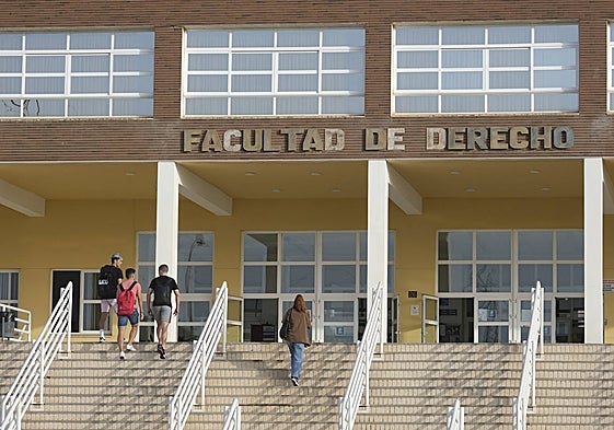 Unos estudiantes, en la Facultad de Derecho de la UMA.