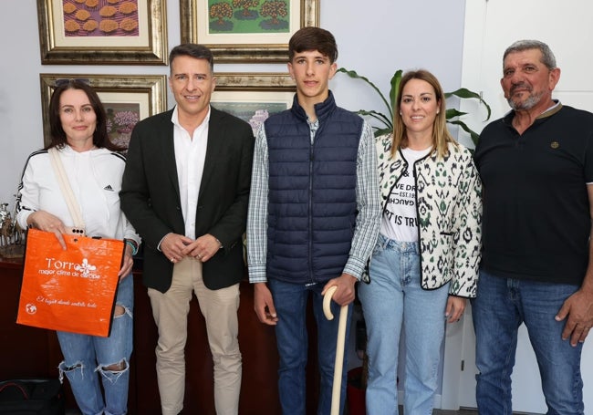 El alcalde de Torrox, Óscar Medina, ha recibido este viernes al joven junto a su familia.