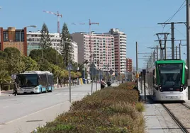 Un tren del metro y un autobús de la EMT coinciden en sendas paradas en la Universidad.