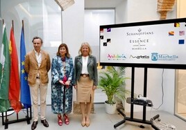 La alcaldesa, Ángeles Muñoz; la delegada de Turismo, Gemma del Corral y el presidente de la asociación, Quentin Desurmont..