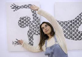 La artista Marta Troya, nacida en Segovia, pero que ha crecido en Málaga, posa con una de sus obras.