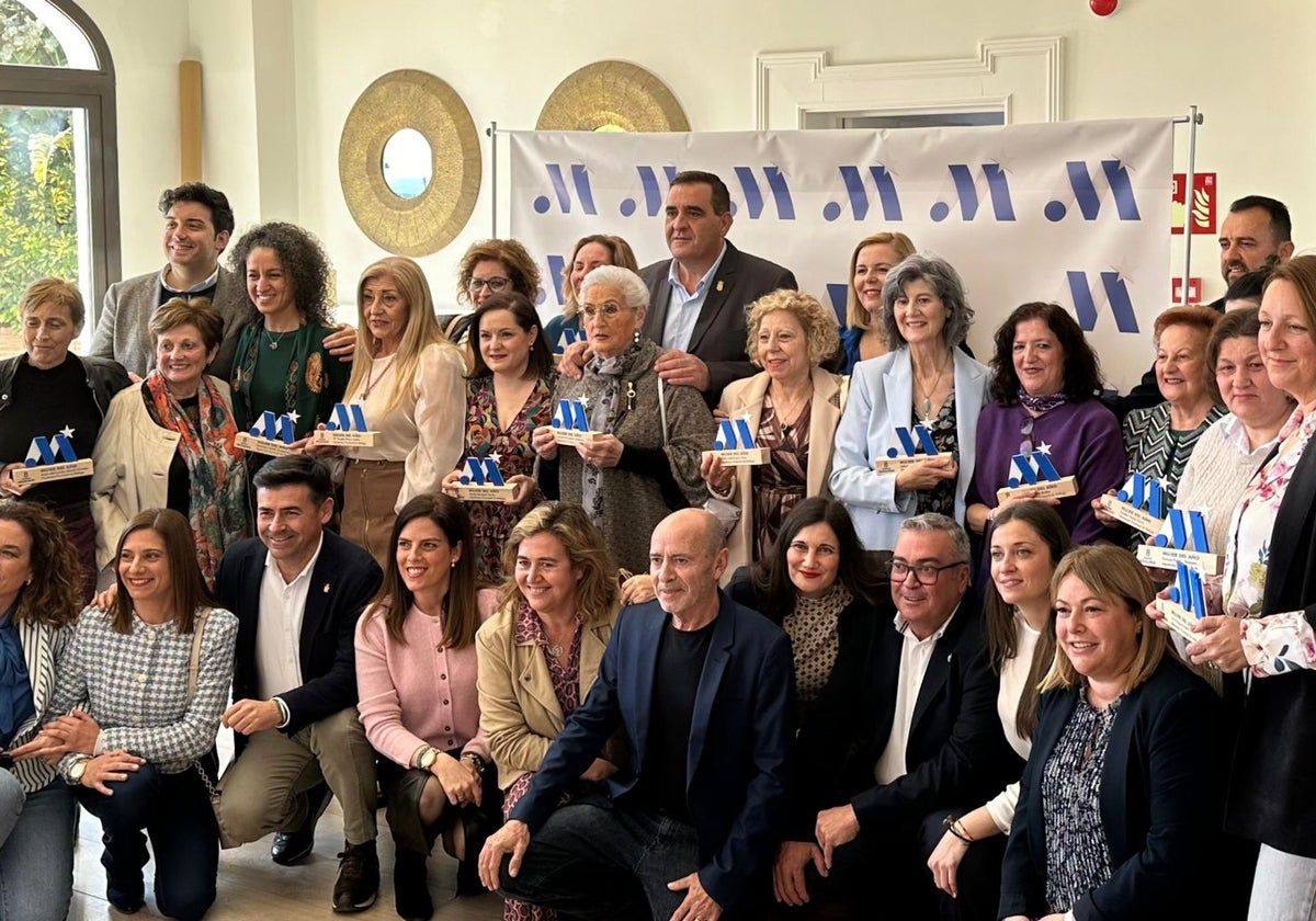 Foto de las mujeres reconodidas este viernes en La Viñuela.