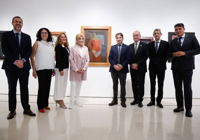 Organizadores y patrocinadores, junto a la obra 'La cantante', de Juan Gris, portada de la exposición.