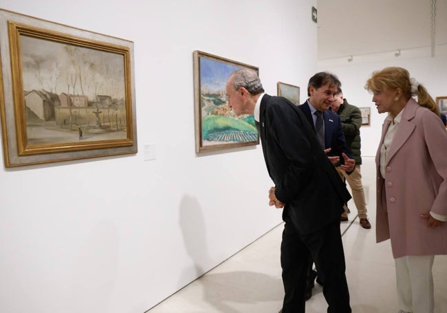 El alcalde observa la obra 'Plaza' (1955), que cuelga habitualmente del despacho del presidente de Telefónica.