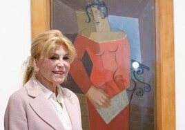 Carmen Thyssen, junto a la obra de Juan Gris 'La cantante', que se exhibe en su museo.
