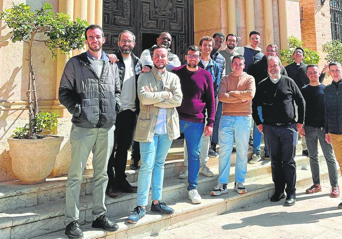 Seminaristas malagueños, junto a su rector y vicerrector, ante la capilla del Buen Pastor del Seminario.