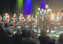 Antonio Banderas, Isabel Guerrero, Díez Boscovich y la Orquesta Larios Pop del Soho reciben el aplauso entusiasmado del público el jueves.