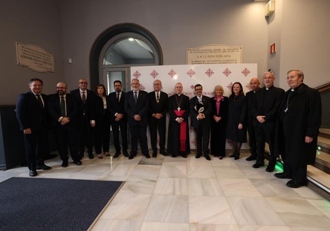 Autoridades asistentes a acto junto al pregonero.