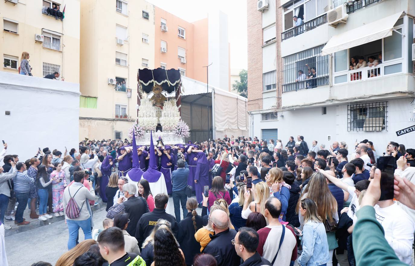 Procesión de Nuestra Señora de la Esperanza y Refugio en el barrio de Miraflores.