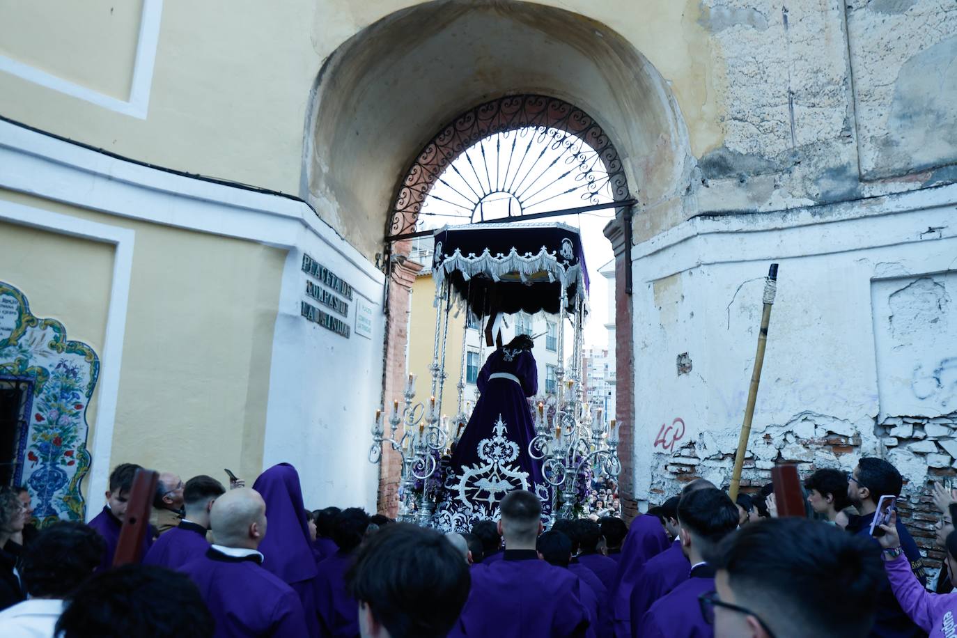 Confraternidad del Nazareno de la Llaga en el Hombro en la Trinidad.