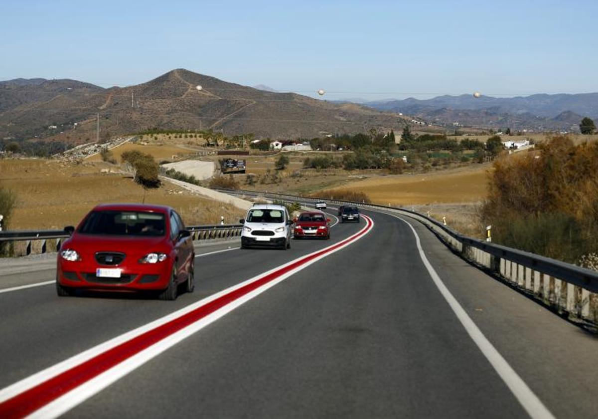 Rayas rojas, azules y verdes en las carreteras: cómo te afectan