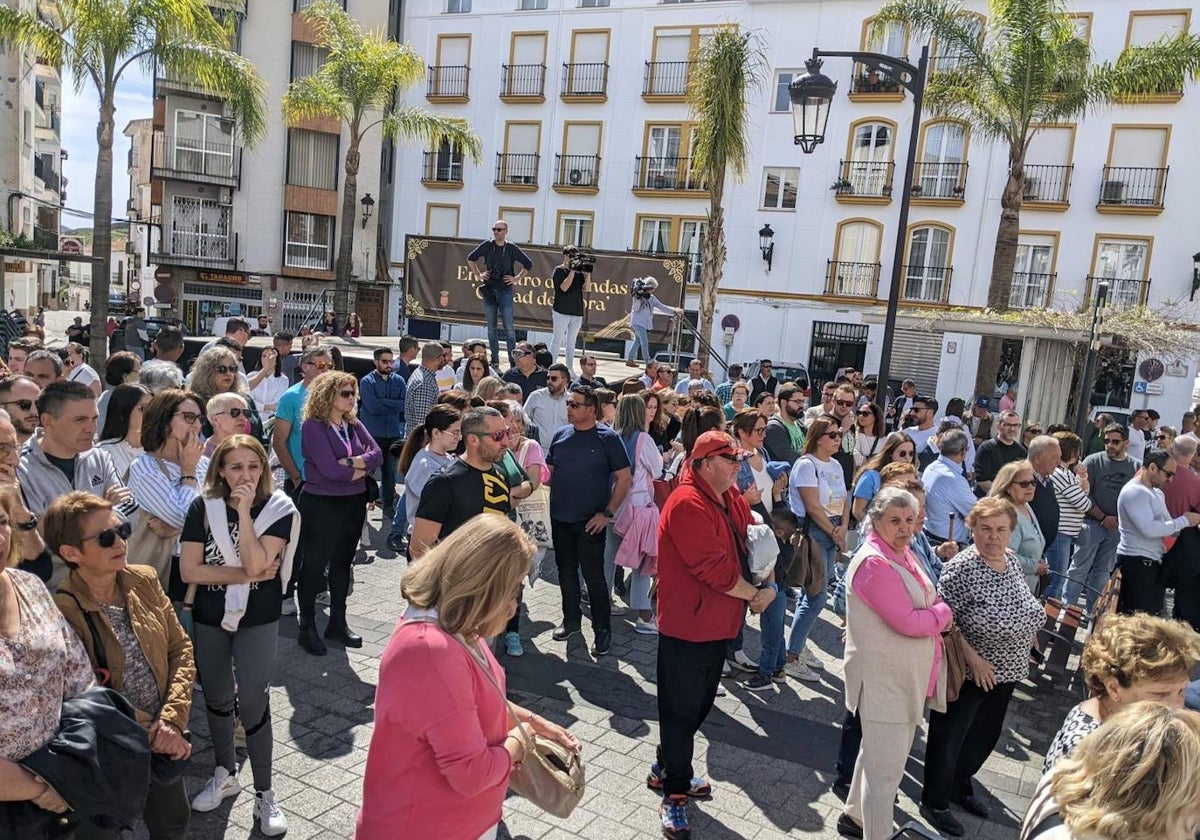 Minuto de silencio en la Plaza Fuente Arriba, junto al Ayuntamiento de Álora.