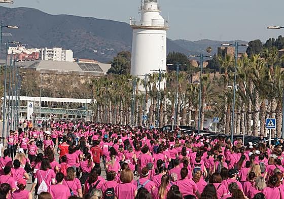 Margarita Martín de Vidales, presidenta de Asamma Málaga, posa mientras el alcalde de Málaga saluda a las participantes de la carrera.