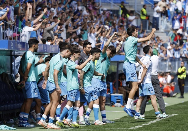 El banquillo malaguista, al final del partido.