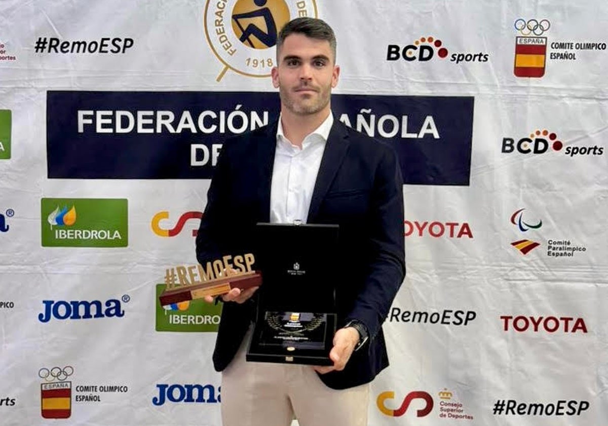 Adrián Miramón posa con el galardón recibido.