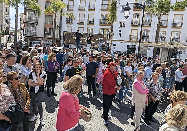 Vecinos de Álora celebraron ayer un minuto de silencio por Gracia C.
