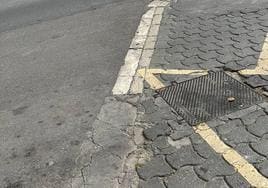 Una de las arquetas erosionadas en la calle Córdoba.