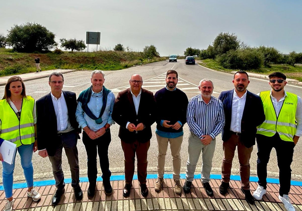 Autoridades y técnicos de la empresa adjudicataria, este lunes en la zona del Camino de Torrox de Vélez-Málaga.