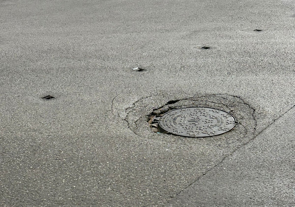 Una de las arquetas erosionadas en la calle Córdoba.