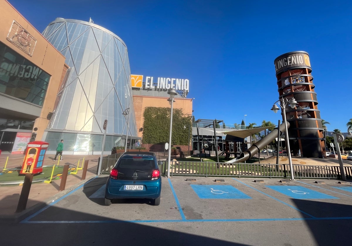 Imagen del exterior del centro comercial El Ingenio de Vélez-Málaga.