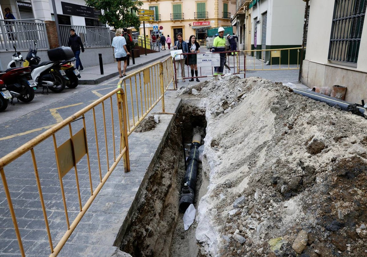 Operarios trabajan en la zona cero de la avería, junto al mercado de la Merced.