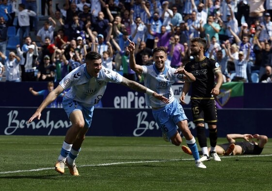 Roberto celebra el gol que dio la victoria ante el Intercity el domingo.