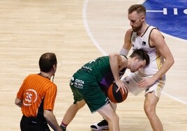 Pérez Pizarro observa una acción entre Kalinoski y Musa en el Unicaja-Real Madrid.