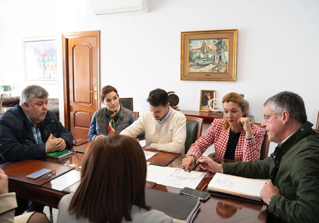 Imagen de la reunión celebrada este lunes en el Ayuntamiento nerjeño.