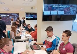 Estudiantes participan en el reto de Adif en el Centro de Tecnología Ferroviaria de Málaga.