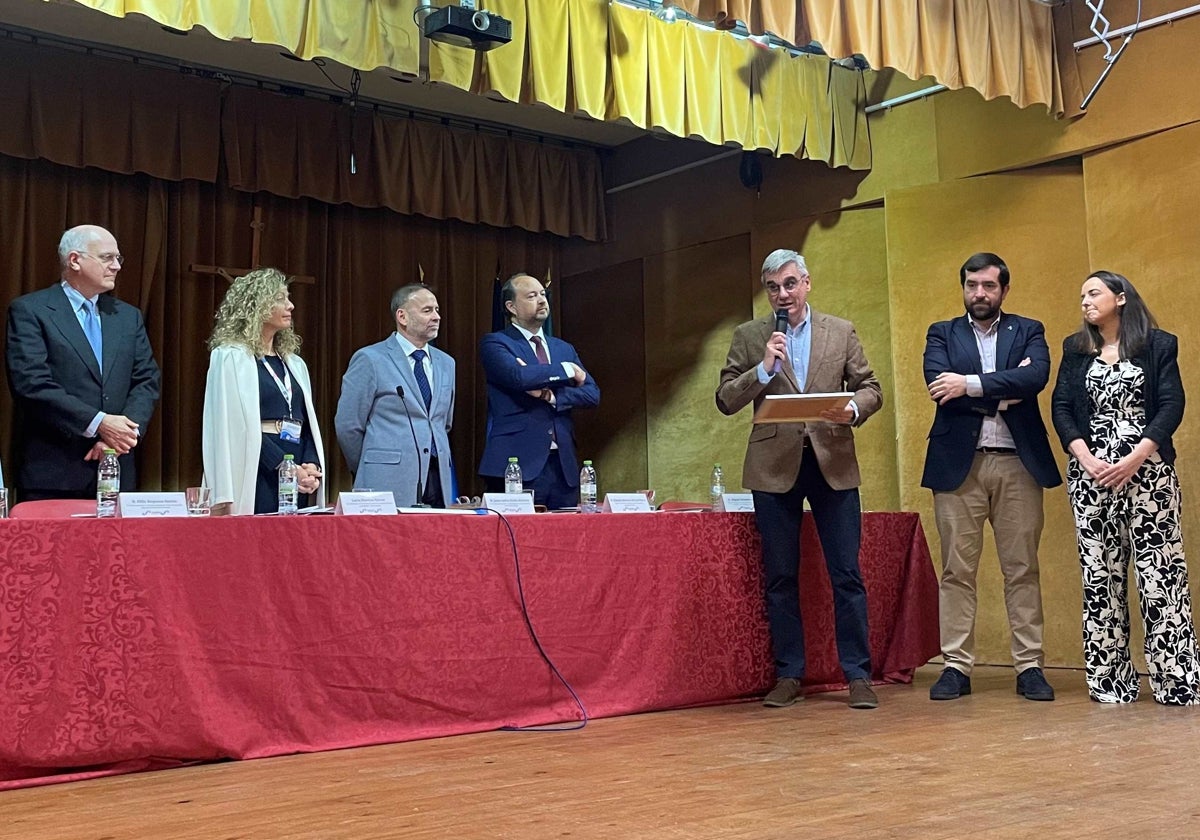 El director de Maristas, Federico Fernández, y los profesores Jesús Martín y Nuria Sotorrío, en el momento de recibir el premio en Antequera.