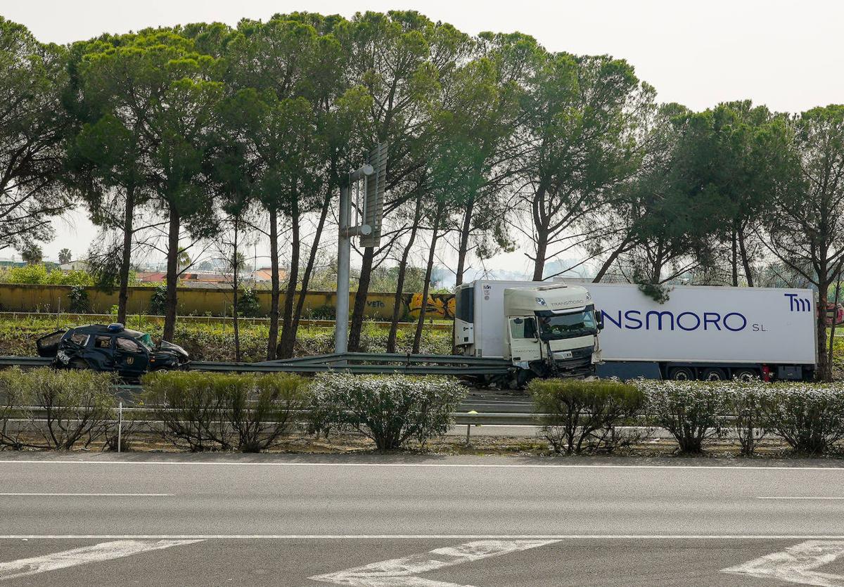 Imagen del camión que arrolló al control de la Guardia Civil.