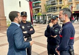 El concejal junto a los jefes de los cuerpos y fuerzas de seguridad que componen el dispositivo.