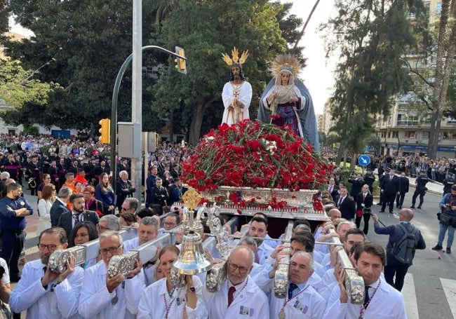 El personal sanitario bajo los varales en la entrada del Hospital Civil.