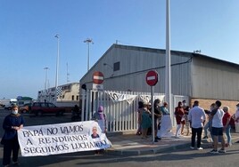 Familiares de Mohamed El Moaimouni, en julio de 2021, cuando se cumplió un año del hundimiento del pesquero de Caleta de Vélez.