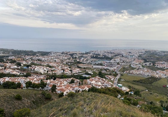 Vista panorámica del casco urbano nerjeño desde la zona de la urbanización Capistrano.