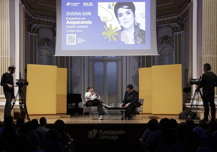 Amparo Sánchez en la charla junto a Alberto Gómez, ayer durante Suena SUR en la Sala Fundación Unicaja María Cristina.