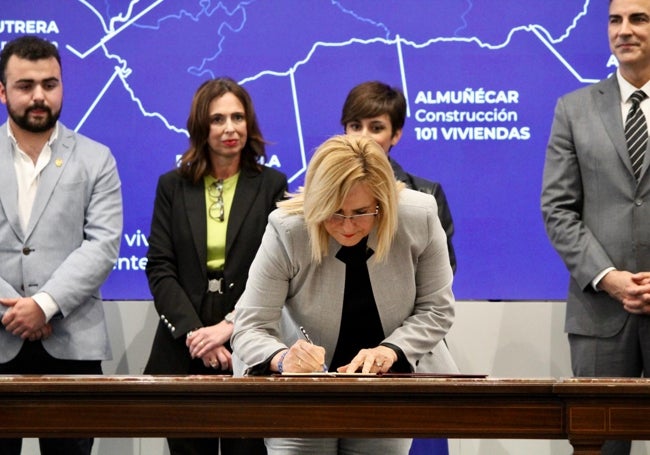 La alcaldesa de Fuengirola durante la firma del acuerdo con el Ministerio.