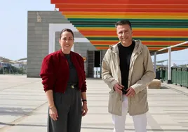 La edil de Urbanismo, Paola Moreno, y el alcalde torroxeño, Óscar Medina, en el aparcamiento de La Almedina.