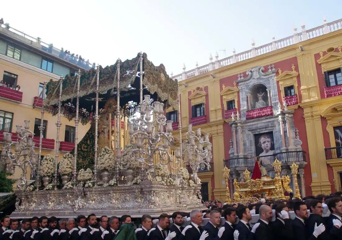 Momento del acto de los Estudiantes en la plaza del Obispo.