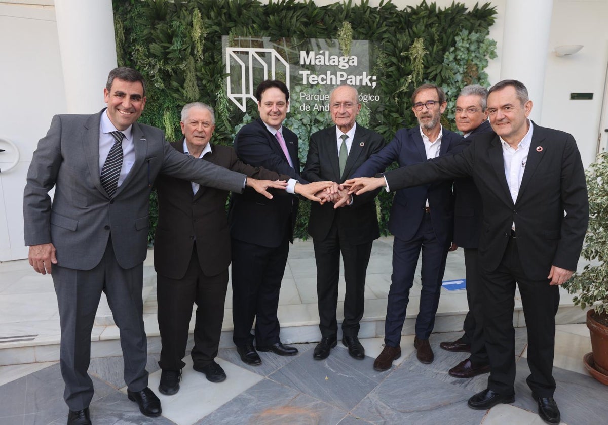 Representantes de Innova IRV, Eurecat y Málaga TechPark, con el alcalde.