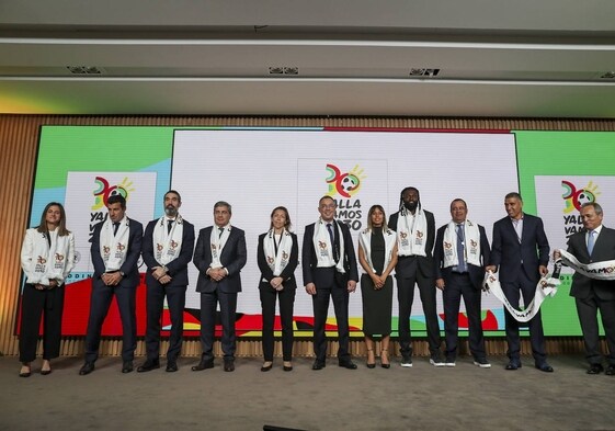 Fernando Sanz, el tercero por la izquierda, junto a Figo, durante la presentación del logo en Lisboa.